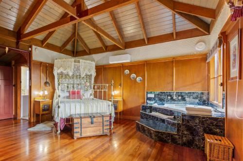Mount Dandenong House | StayAU Ironbark Cottage Romantic Retreat Dandenong