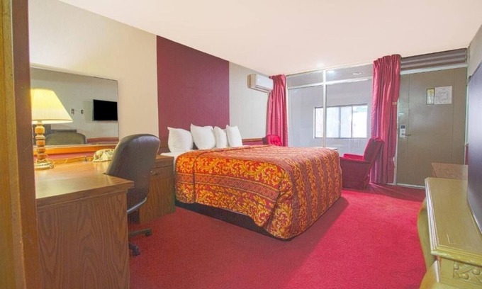 Liberal Hotel | Staycation King Room, Pet Friendly, Parking, Near Cafe