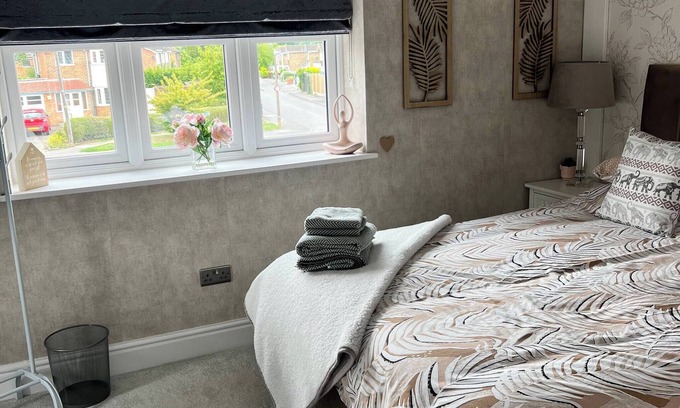 Solihull House | Staysolihull, Large Spacious Corner House,