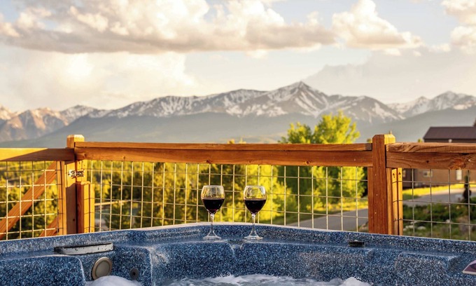 Leadville House | Stellar View, Hot Tub, Pool Table, Sauna + Pets OK