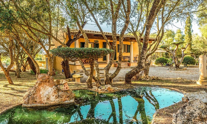 Llubi House | Step into a welcoming, peaceful cottage with fenced garden, covered patios, barbecue and pool.