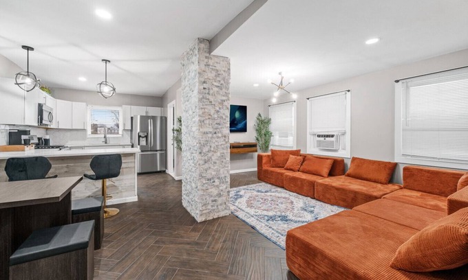 Bayonne House | Steps from NYC train+Sleeps 24!