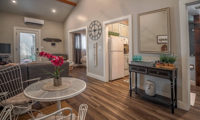 Murphys Cottage | *Steps From the Heart of Downtown Murphys* The Hillbilly Hideaway