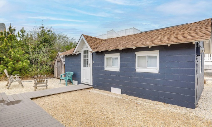 Surf City Cottage | Steps to Surf City Beach: Pet-Friendly Cottage!
