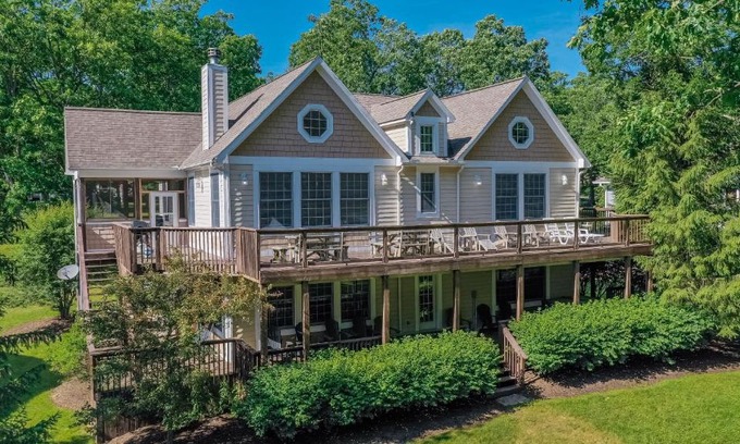 Waterfront Greens House | Stilwater Serenity