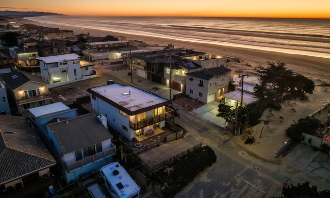 Oceano House | Strandcastle - Oceanview - Dog Yard - SO much Parking! - Steps from Sand