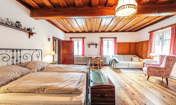 Altaussee Apartment | Strauss Suite | Kitchen | Parking | Garden