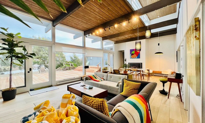 Watsonville House | Strawberry Sands - Modern Beach House