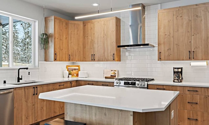 Mid-Hillside House | Strutz · Luxury Home minutes from Skiing with HOT TUB! 5 rooms, 3 bathrooms.