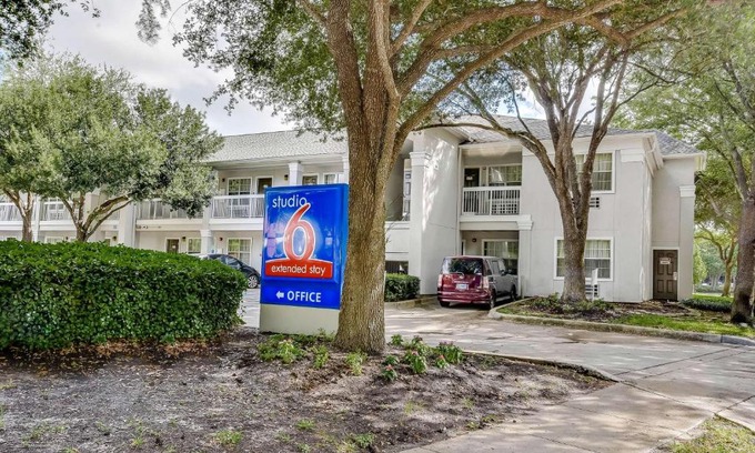 Southbelt/Ellington Hotel | Studio 6-Houston, TX - Hobby South