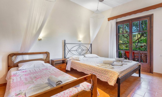 Limni Keri Apartment | Studio Apartment 'Castellos Bellos 4' with Shared Garden, Wi-Fi and Air Conditioning