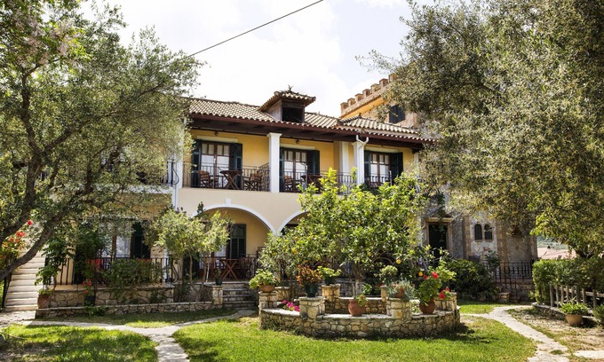 Limni Keri Apartment | Studio Apartment 'Castellos Bellos 3' with Shared Garden, Wi-Fi and Air Conditioning