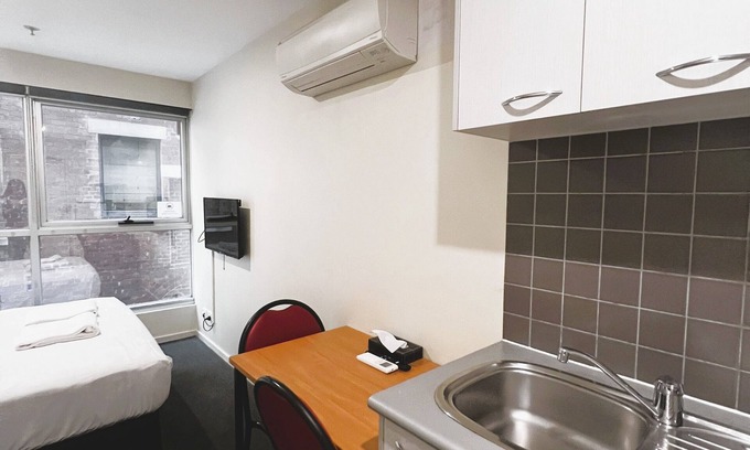Carlton South Apartment | Studio Apartment in CBD | Free Wi-Fi | Walk to Shops and Attractions