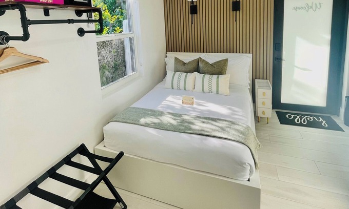 Allapattah Apartment | Studio Apartment with private terrace and Bike in West Wynwood