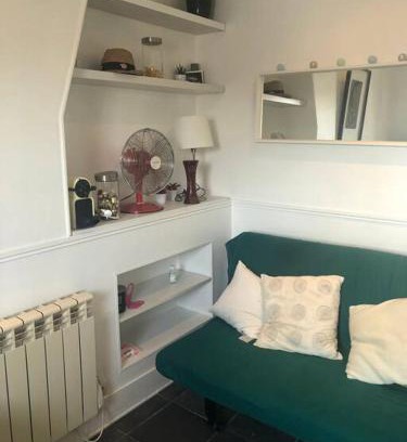 Quartier de la Folie-Mericourt Apartment | STUDIO CŒUR VIEUX PARIS. Pied du métro.Tout équipé