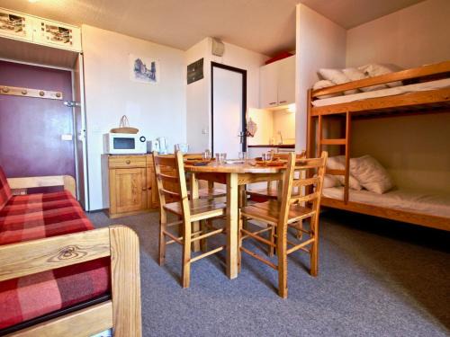 Chamrousse Apartment | Studio cabine cosy, 4 pers, balcon sud, au pied des pistes – Chamrousse 1750 - FR-1-340-106