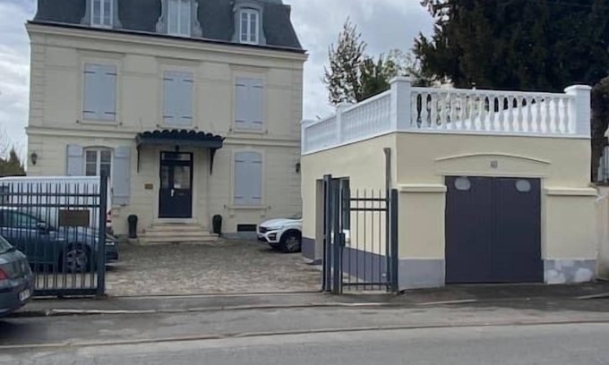 Longjumeau Apartment | Studio Dans Hôtel Particulier