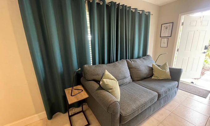 Edgewood Apartment | Studio in Fort Lauderdale w/FREE Parking,Kitchen,Wi-Fi - 8mins from FLL Airport