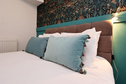 Gorseinon Apartment | Studio - Kitchen - Parking - Ideal for Contractors