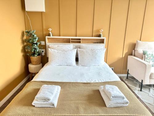 Courseulles-sur-Mer Apartment | Studio La Petite Oasis - idéal couple - lumineux - calme - 10min à pieds du centre ville & de la plage - balcon exposé sud - 2km du Centre Juno Beach - stationnement & wifi gratuits