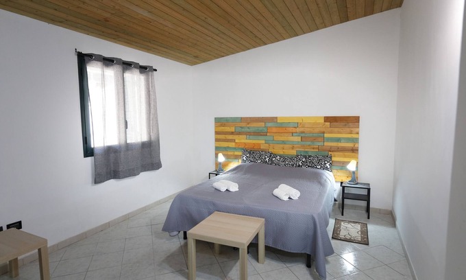 Noto Historic Centre Apartment | Studio 'Mandarino - Fiumara Val Di Noto' with Mountain View, Wi-Fi and Air Conditioning