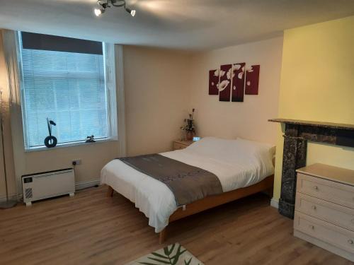 Winterton-on-Sea Apartment | Studio Sleeps 2 with On-site Parking