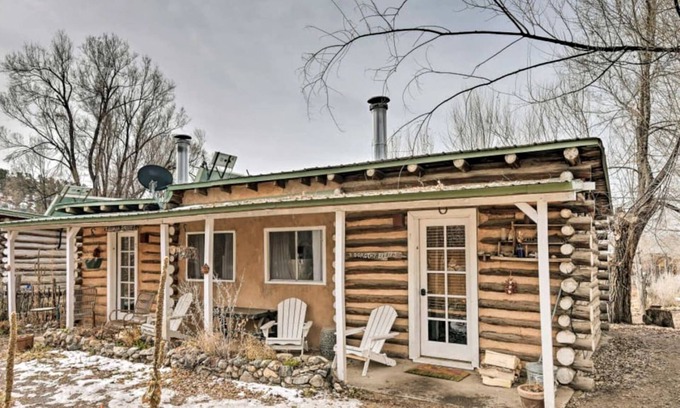 San Cristobal House | Studio-Style Log Cabin near Carson National Forest, New Mexico