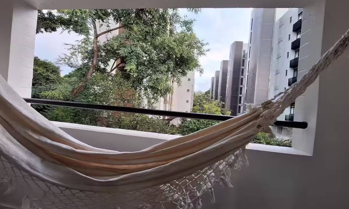 Asa Norte Apartment | Studio Tipuana open balcony with hammock