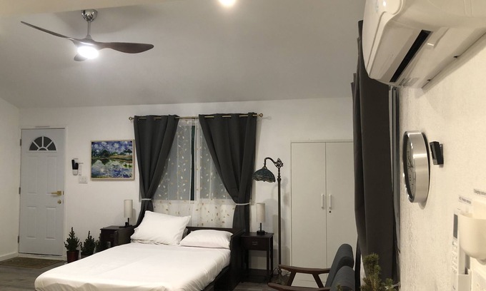 Vallejo House | Studio with one upper bed room