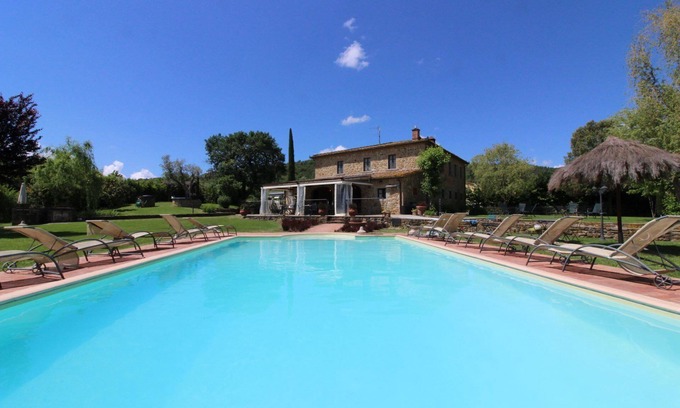 Civitella in Val di Chiana Villa | Stunning private villa for 16 people with WIFI, private pool, TV and pets allowed, close to Arezzo