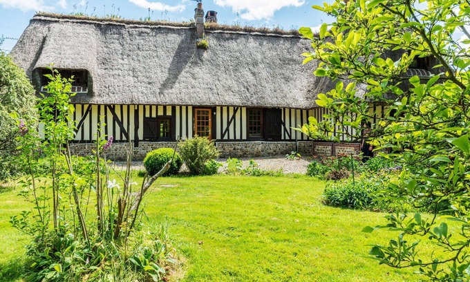 Saint-Georges-du-Mesnil Villa | Stunning private villa for 10 people with WIFI, TV and pets allowed
