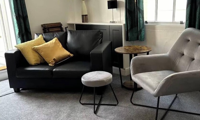 Cheltenham Apartment | Stunning 2 BD Apartment in Cheltenham