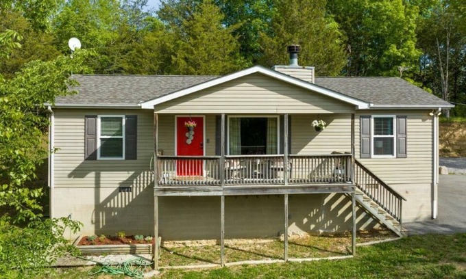 Sevierville Ski Chalet | Stunning 2 bed, 2 bath home with striking mountain views.