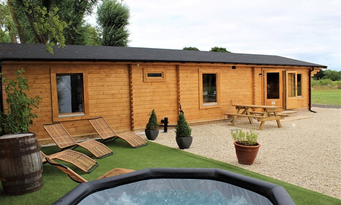 Ashton Under Hill Cabin | Stunning 5-Bed Cabin in Ashton Under Hill
