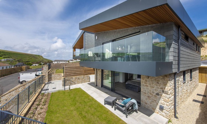 Mawgan Porth House | Stunning and stylish abode, close to the golden sands of Mawgan Porth beach