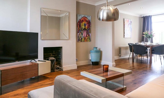 Mortlake Apartment | Stunning Barnes Village Riverside Gem