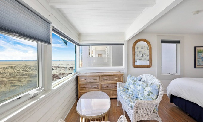 Balboa Peninsula Cottage | Stunning Beachfront Home in Prime Newport Location! Walk to Dining & Shopping