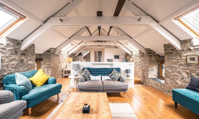 St Davids Apartment | Stunning Converted Granary in Heart of St Davids