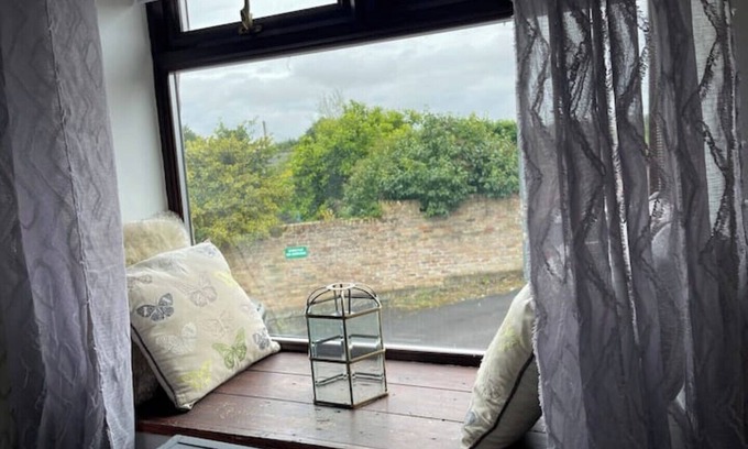Frosterley Cottage | Stunning Cottage with Log Burner-King Bed-Parking