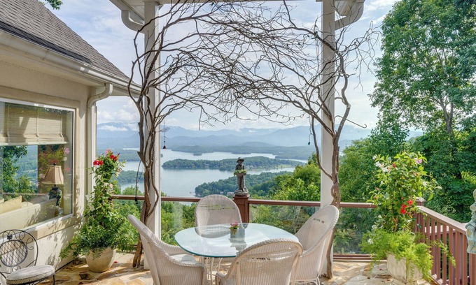 Hiawassee House | Stunning Hiawassee Hideaway w/Impeccable Views!