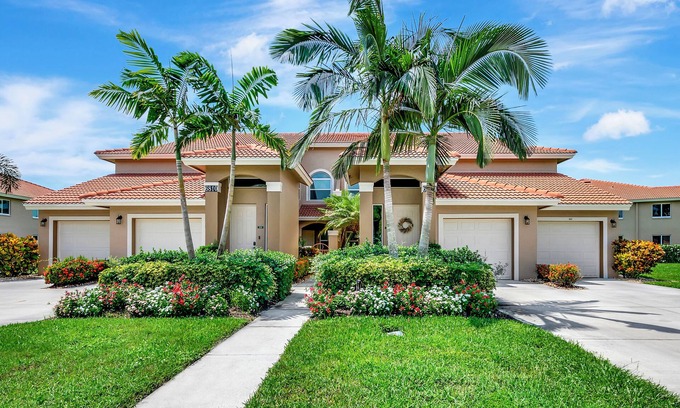 Naples House | Stunning Lakefront 2bd/2 bath townhouse + office/den + garage in charming Naples