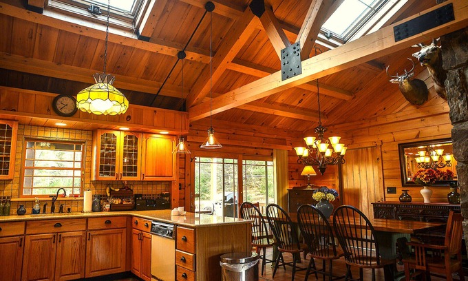 East Jewett House | STUNNING LOG HOME Colgate Lake! Kayaks & SUP Included! Very Private!