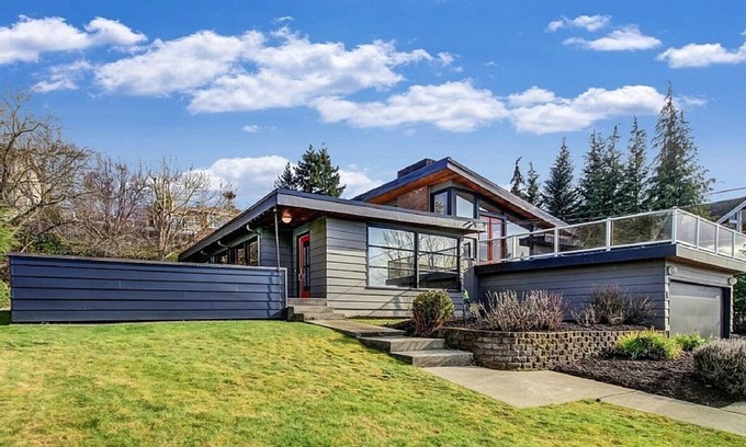 Tacoma House | Stunning Mid- Century Modern ReModeled Home from 1950s !