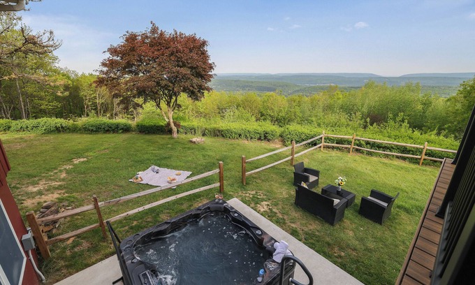 Jim Thorpe Cabin | STUNNING MOUNTAIN VIEWS, Privacy In Nature, Hot Tub, Minutes To Jim Thorpe!
