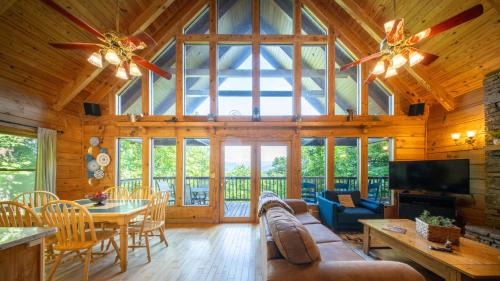 Gatlinburg - Pigeon Forge House | Stunning Mountain Views! Hot Tub Games