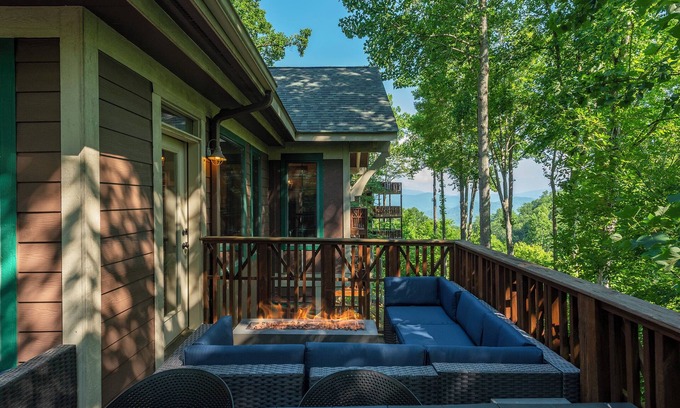 Mountain Air Condo | ~Stunning Mtn Views & Gas Fire Table ~Fireplace, Grill, WiFi, Mountain Air~