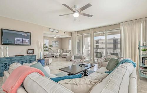 Windy Hill House | Stunning Ocean Breeze Luxury Villas 4D-Across The Street From The Ocean! Sleeps 10 guests!