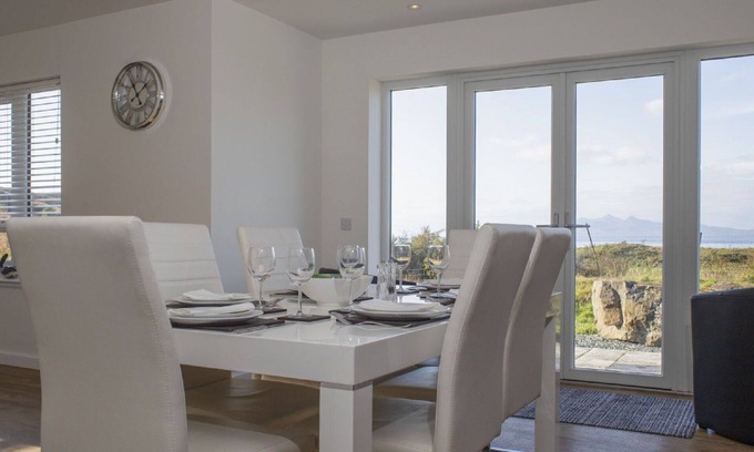 Tarskavaig House | Stunning private villa for 6 guests with WIFI, TV, pets allowed and panoramic view
