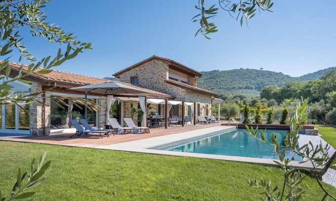Ferretto Villa | Stunning private villa for 6 guests with sauna, private pool, A/C, TV and patio, close to Cortona