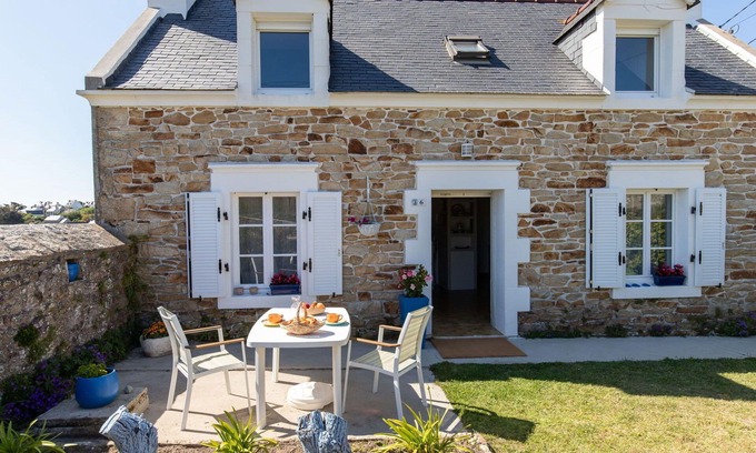 Plogoff House | Stunning private villa for 5 guests with TV, terrace, pets allowed and panoramic view